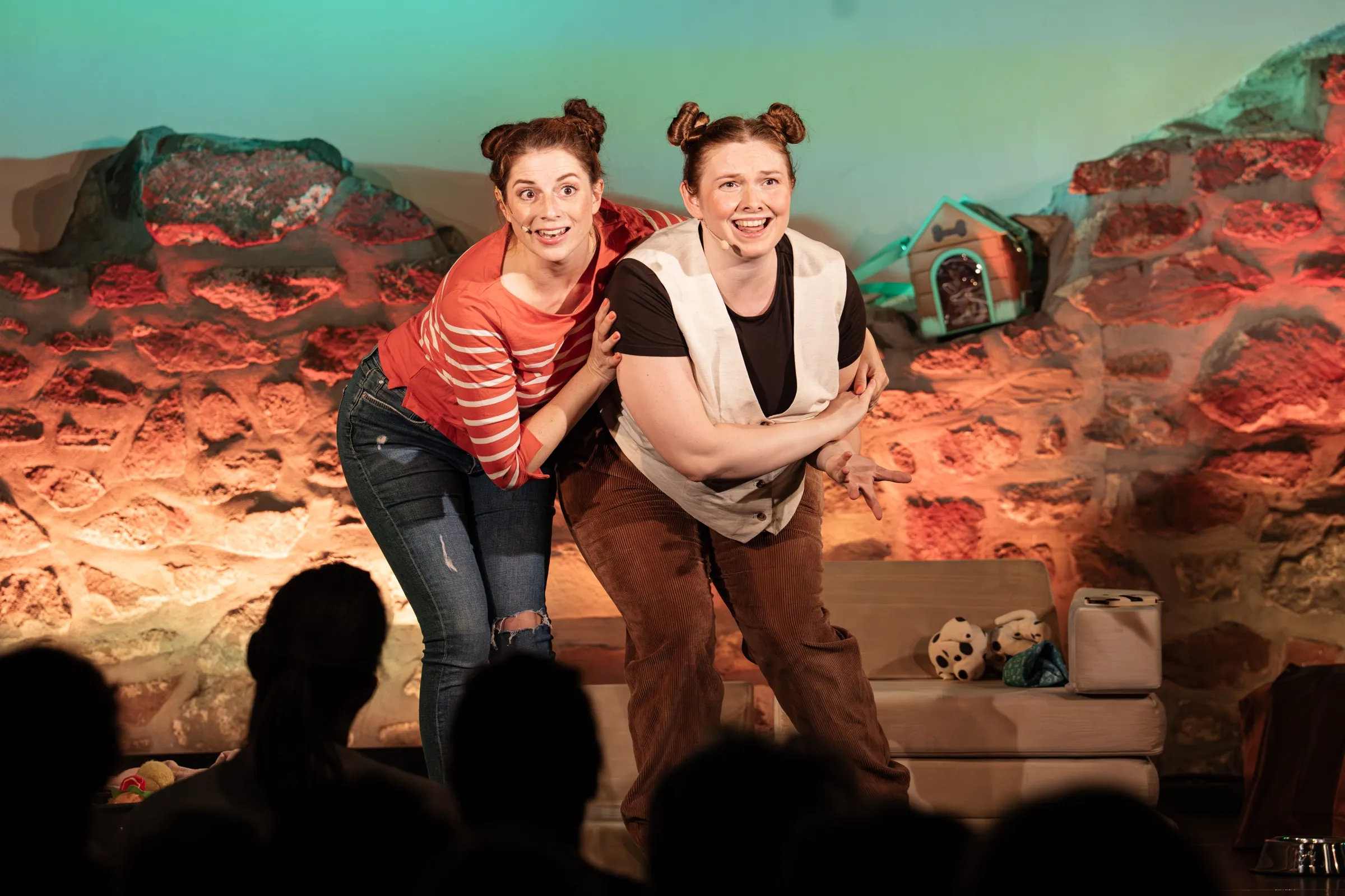 Nicole Behnke und Isa Fallenbacher in einer temperamentvollen Szene auf der Bühne